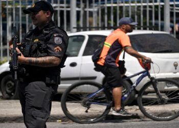 Policía entra en diez favelas de Rio para frenar guerra entre traficantes y milicia
