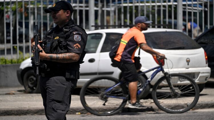 Policía entra en diez favelas de Rio para frenar guerra entre traficantes y milicia
