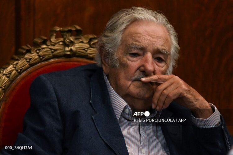 Mujica vive ‘momento más difícil’ de terapia por cáncer, afirma su esposa