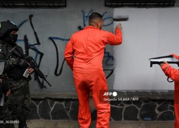 Gobierno de Honduras pone a pandilleros presos a borrar grafitis