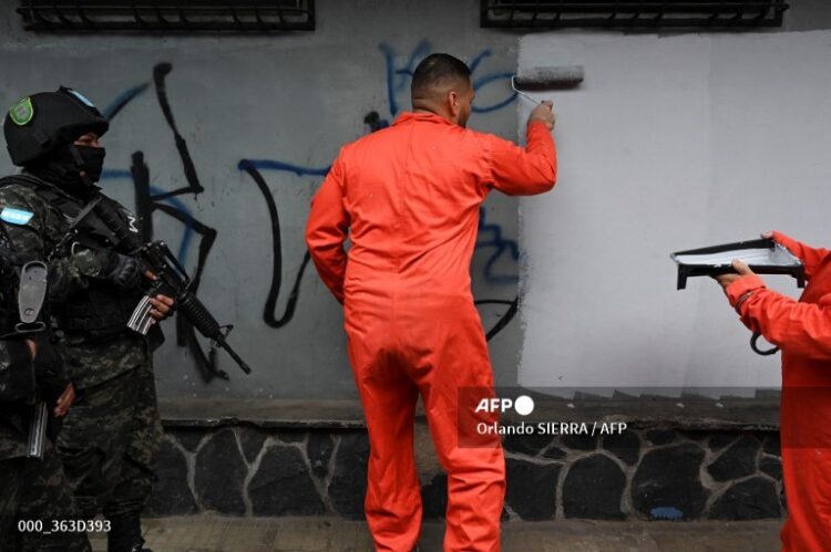 Gobierno de Honduras pone a pandilleros presos a borrar grafitis