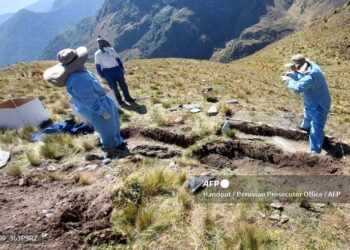 Hallan en Perú restos de 11 campesinos masacrados por militares hace 40 años