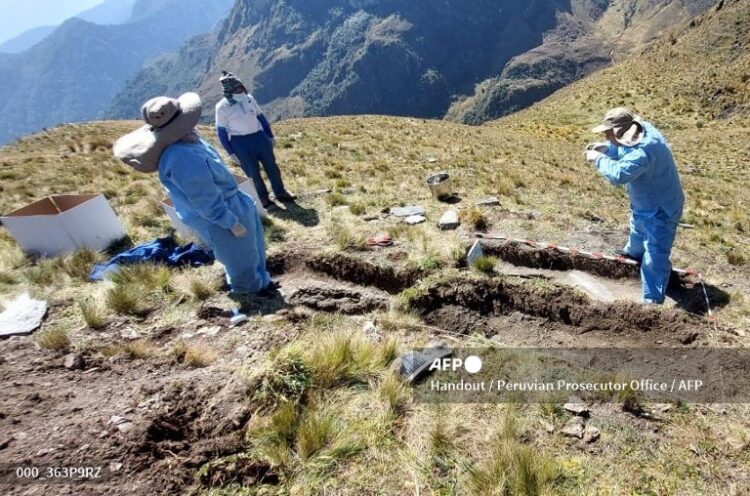 Hallan en Perú restos de 11 campesinos masacrados por militares hace 40 años