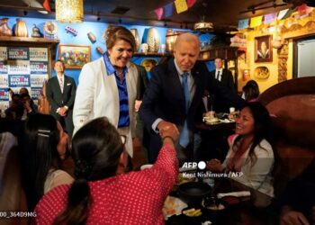 Biden corteja el voto latino con medidas educativas y migratorias