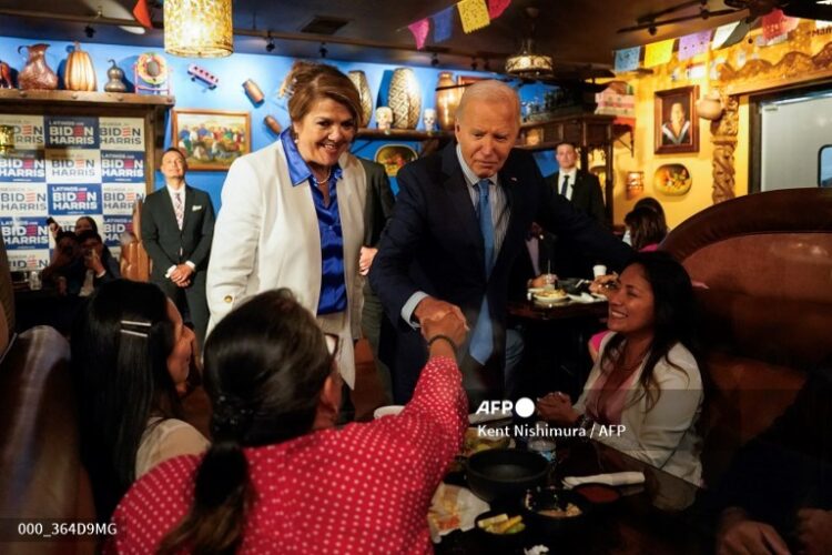 Biden corteja el voto latino con medidas educativas y migratorias