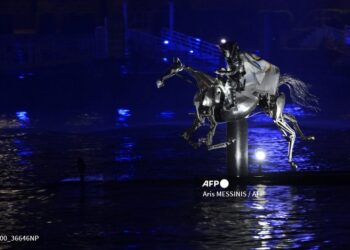 Un caballo mecánico al galope por el Sena, protagonista de la apertura de París-2024