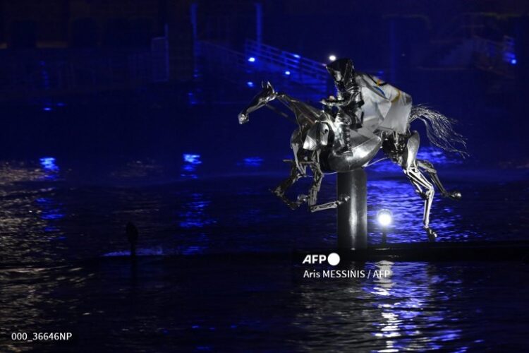Floriane Issert, suboficial de la Gendarmería Nacional, cabalga sobre un caballo mecánico de metal por el río Sena.