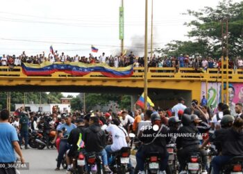 Miles de opositores salen a las calles para pedir recuento de votos en Venezuela
