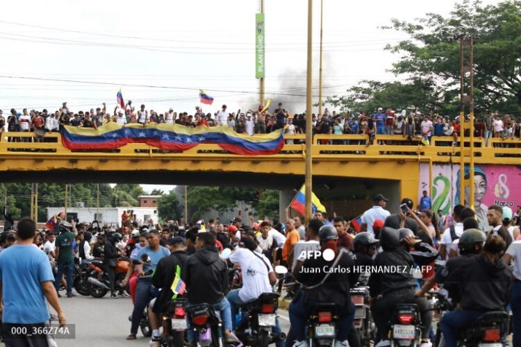 Miles de opositores salen a las calles para pedir recuento de votos en Venezuela