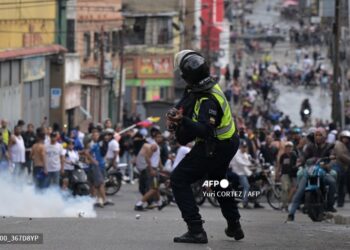 Aumentan a 11 los civiles muertos en protestas en Venezuela contra reelección de Maduro