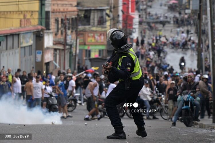Aumentan a 11 los civiles muertos en protestas en Venezuela contra reelección de Maduro