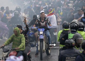 Dispersan con gases lacrimógenos protesta en Caracas contra reelección de Maduro