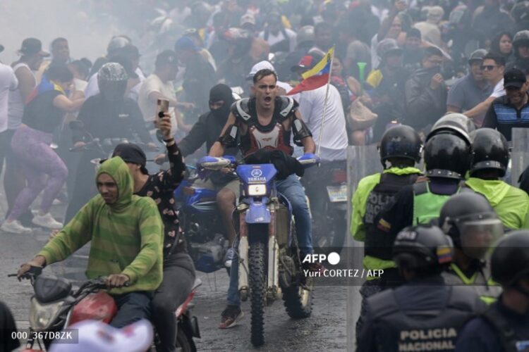 Dispersan con gases lacrimógenos protesta en Caracas contra reelección de Maduro