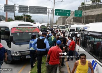 Gobierno de Honduras paga subsidio al transporte tras bloqueos de rutas
