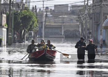 Pobladores del centro de México luchan por sobrevivir en medio de inundación