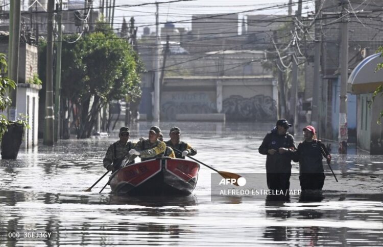 Pobladores del centro de México luchan por sobrevivir en medio de inundación