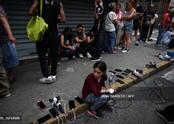 Venezuela comienza a recuperar servicio eléctrico tras apagón general