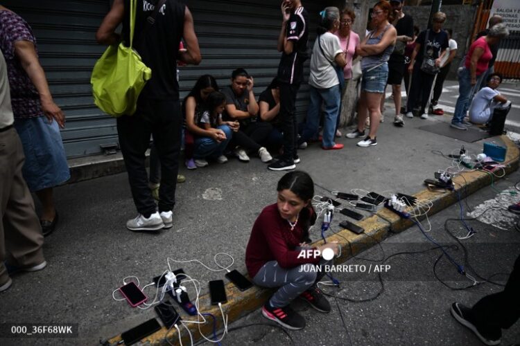 Venezuela comienza a recuperar servicio eléctrico tras apagón general