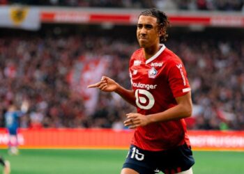 Manchester United ficha al prometedor defensa francés Leny Yoro