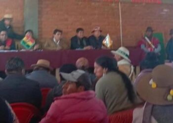 Cerca de las 13.30 se instaló el diálogo entre comunarios de Caracollo y el gobernador de Oruro.