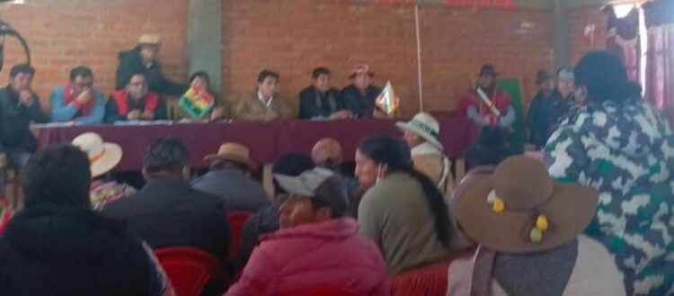Cerca de las 13.30 se instaló el diálogo entre comunarios de Caracollo y el gobernador de Oruro.