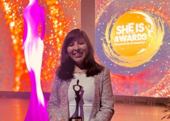 La boliviana Andrea Henao es elegida Mujer del Año en Educación, en el She Is Global Forum 2024