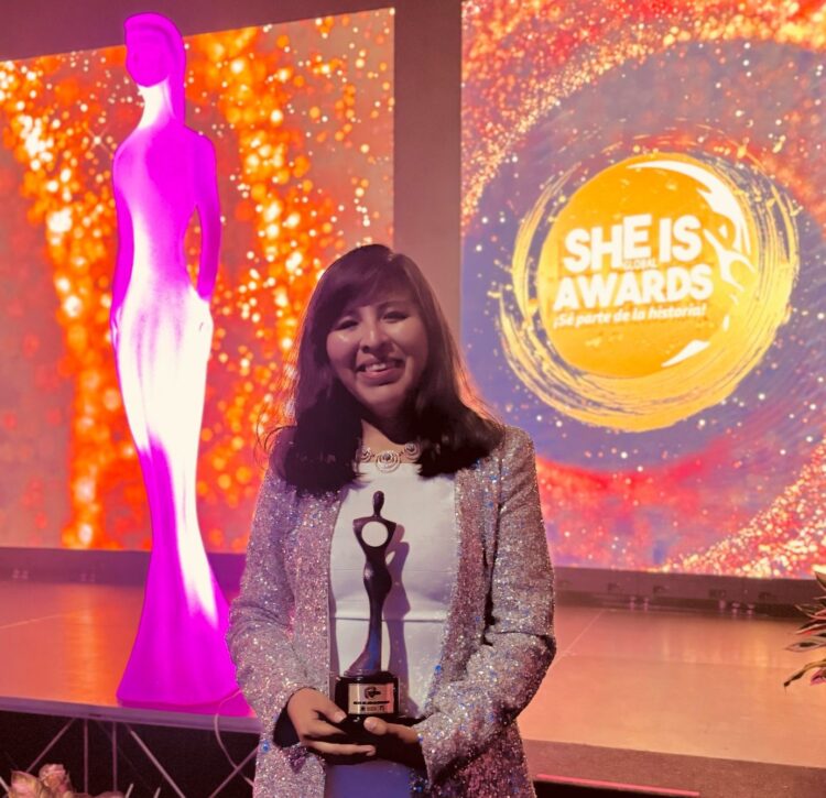 La boliviana Andrea Henao es elegida Mujer del Año en Educación, en el She Is Global Forum 2024