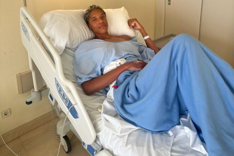 Yulimar Rojas, en la cama del hospital tras su operación en el mes de abril