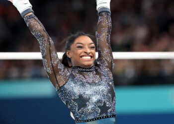 Simone Biles brilla en su debut en París 2024, a pesar de una molestia física