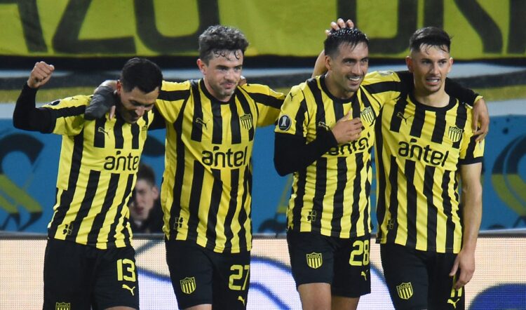 Los uruguayos celebran uno de los goles ante The Strongest