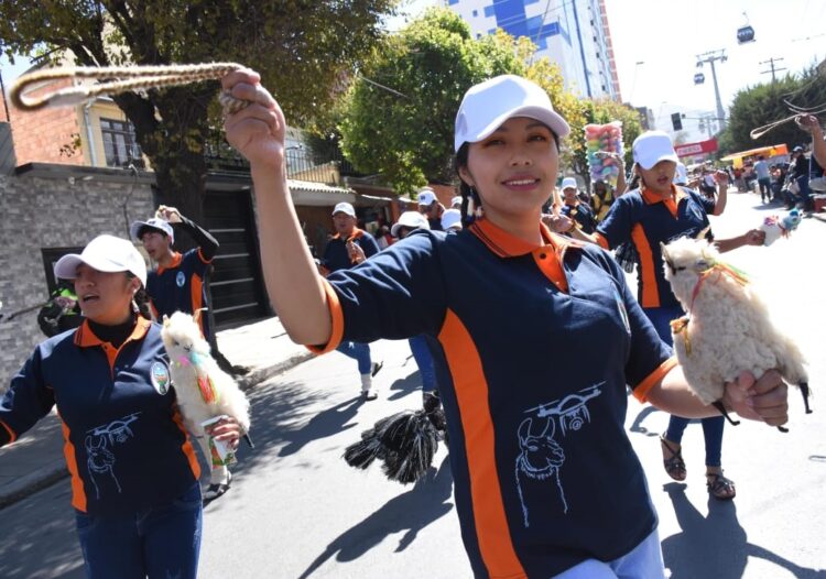 Más de 10.000 universitarios participan de la preentrada folklórica de la UMSA, este domingo.