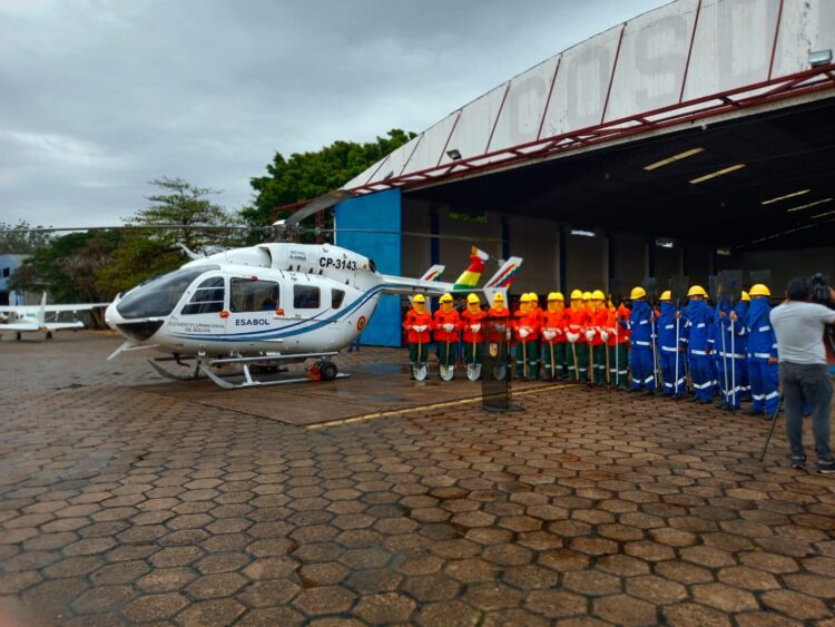 El helicóptero Eco Charlie se suma al trabajo de sofocación de incendios en ocho municipios de Santa Cruz.
