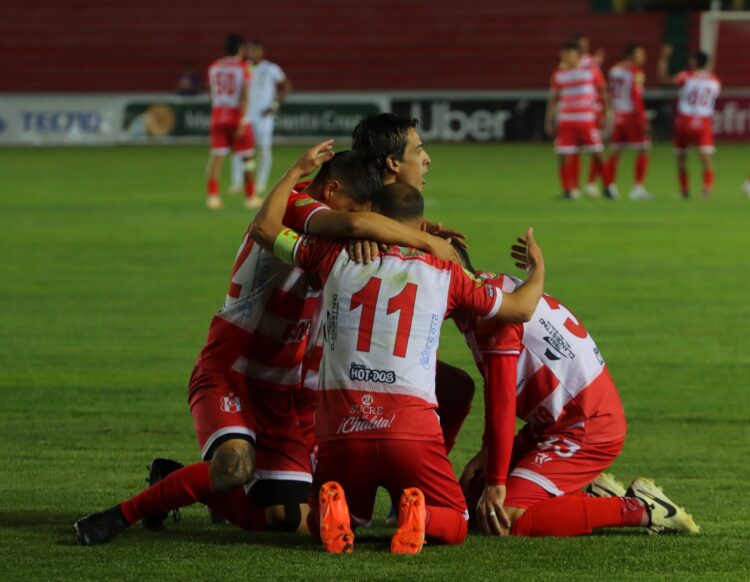 Los jugadores de Independiente celebran uno de sus goles