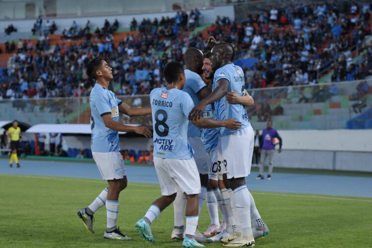 Los jugadores de Aurora celebran uno de los tantos