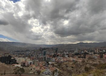 La ciudad de La Paz, con el cielo cubierto de nubes.