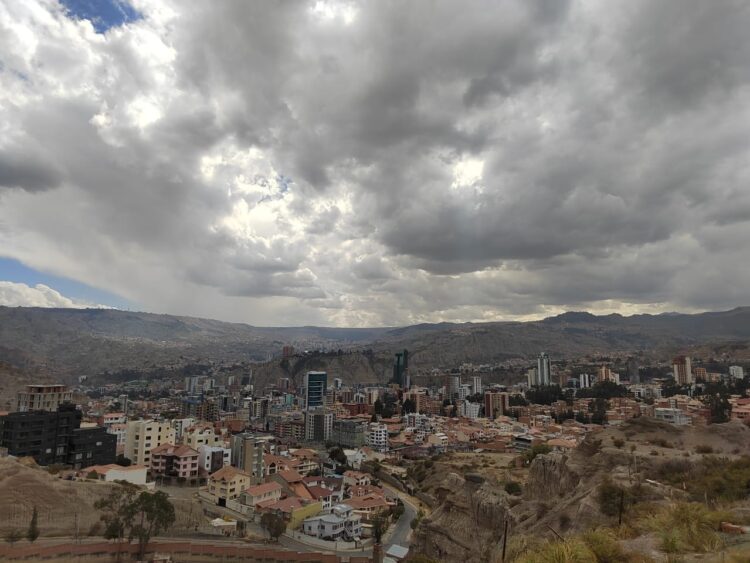 La ciudad de La Paz, con el cielo cubierto de nubes.