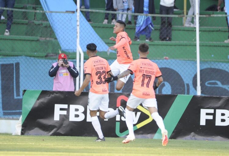 Los jugadores de Bolívar celebran el primer gol.
