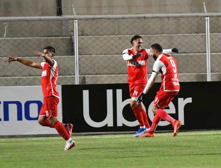 Los jugadores de FC Universitario celebran el primer tanto