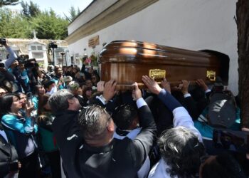 Entre lágrimas y flores, decenas de personas le dan el último adiós al sacerdote Eduardo Pérez Iribarne.
