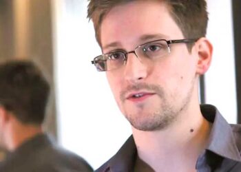 Putin otorga la nacionalidad rusa a Edward Snowden