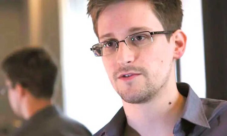 Putin otorga la nacionalidad rusa a Edward Snowden
