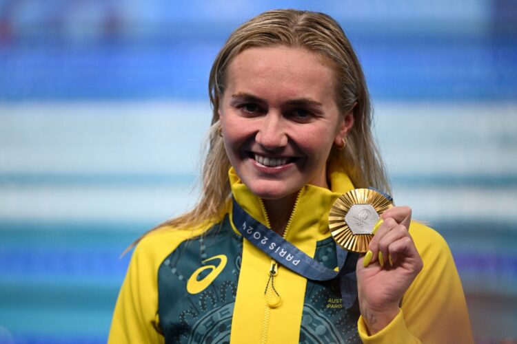 La australiana Ariarne Titmus feliz con su medalla de oro