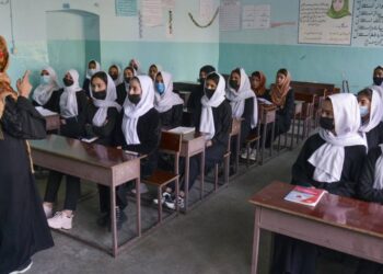 Al menos 1,4 millones de adolescentes afganas privadas de escuelas por los talibanes