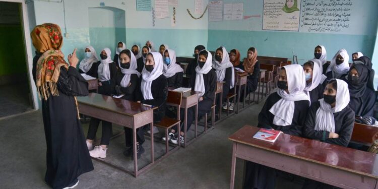 Al menos 1,4 millones de adolescentes afganas privadas de escuelas por los talibanes