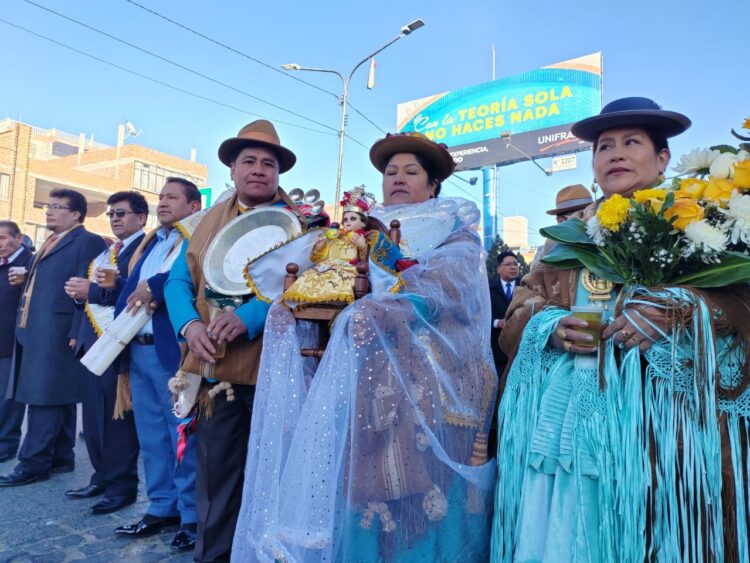 Cerca de las 07.00 comenzó la entrada en honor a la Virgen del Carmen, en la zona 16 de Julio, de El Alto.