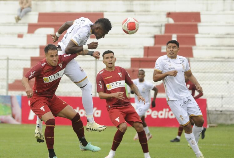 Incidencia entre Real Santa Cruz y Always Ready
