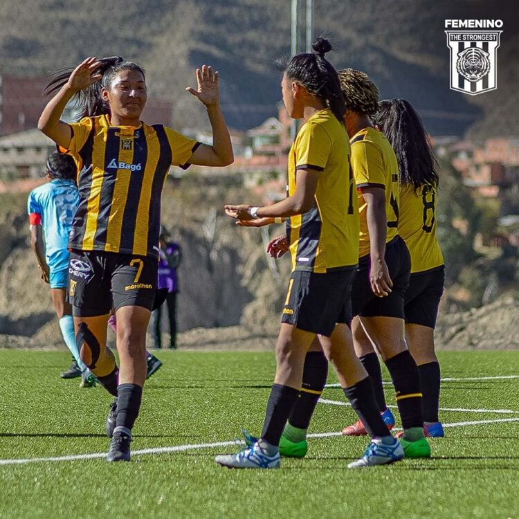 Las jugadores de The Strongest celebran un gol
