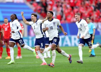 A falta de buen juego, Inglaterra apuesta por el sacrificio y la competitividad