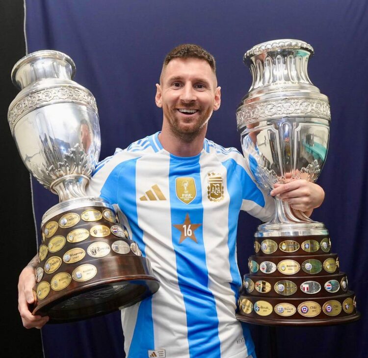 Lionel Messi presume sus trofeos