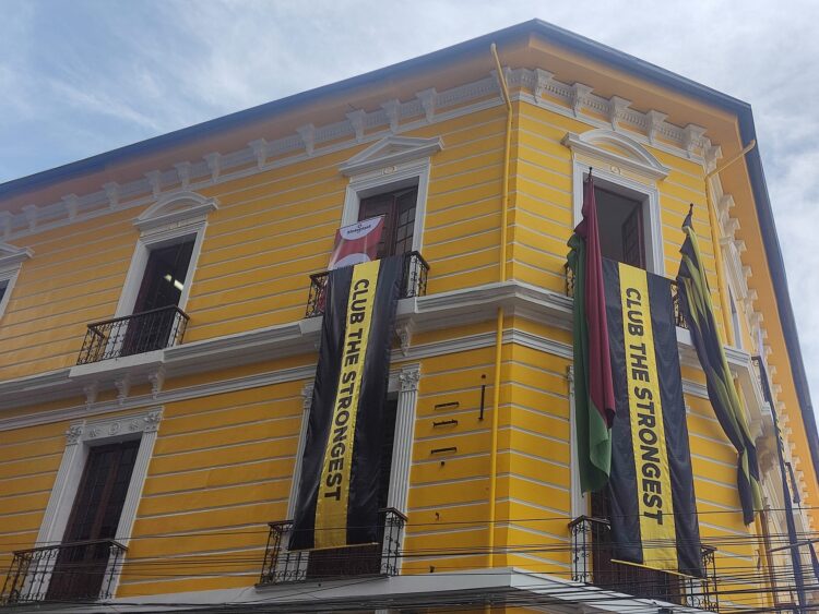 El frontis de la sede de The Strongest